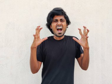 Kızgın ya da üzgün ya da bağırıyor ya da hayal kırıklığına uğramış genç Güney Hintli adam tamamen kontrolden çıktı..