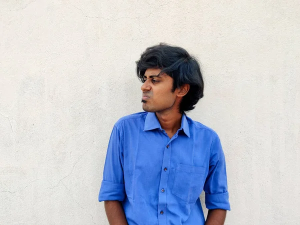 Joven Infeliz Del Sur India Mirando Lado Derecho Parche Alma —  Fotos de Stock