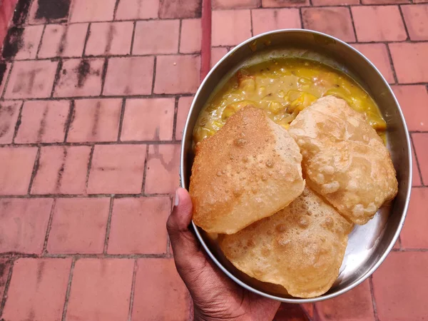 Maschio Indiano Del Sud Che Tiene Piatto Pieno Poori Puri — Foto Stock