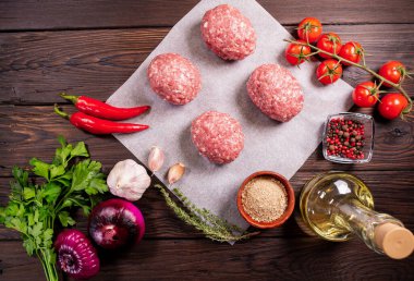 İskoç yumurtası. Kıymaya sarılmış yumurta sarısı ve kaynamış yumurta. Ağaç tepsisinde baharatlı yeşille servis edilmiş, yukarıdan manzaralı. Düz yatıyordu