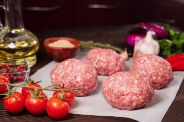 İskoç yumurtası. Kıymaya sarılmış yumurta sarısı ve kaynamış yumurta. Ağaç tepsisinde baharatlı yeşille servis edilmiş, yukarıdan manzaralı. Düz yatıyordu