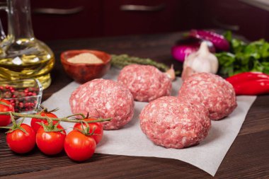 Kıymalı et. Tavuk yumurtası. Ev yapımı mutfak. Ahşap arka planda yemek pişirmek için gerekli malzemelerle birlikte kıyma. Hamburger için malzemeler. Üst görünüm