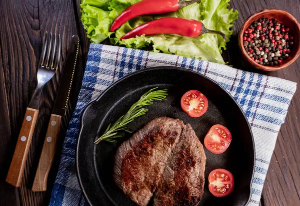 Domatesli ve sebzeli biftek. Ev yapımı mutfak. Ahşap arka planda organik yiyecekler. Üst görünüm