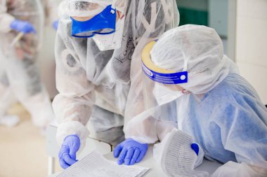  Koronavirüs salgınının ortasında COVID-19 enfeksiyonu olan hastaları tedavi eden acil servis hastanesinde koruyucu kıyafetli bir sağlık görevlisi. 
