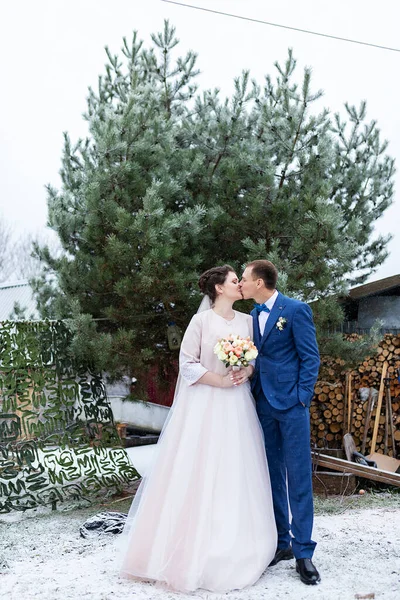 Frischvermählte Küssen Und Umarmen Sich Auf Einem Hochzeitsspaziergang Winter Und — Stockfoto