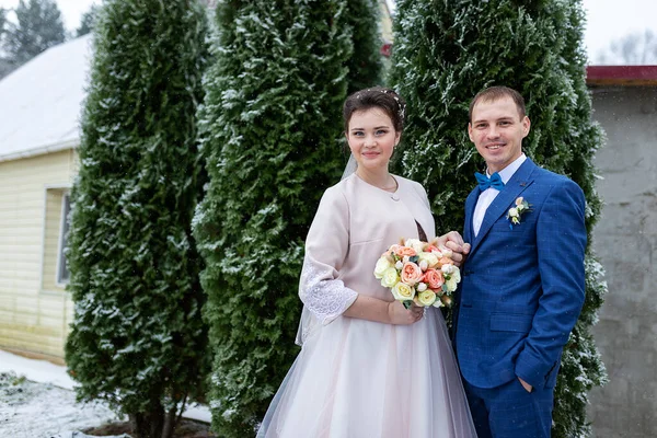 Sposi Bacio Abbraccio Una Passeggiata Nozze Inverno Stare Insieme Posare — Foto Stock