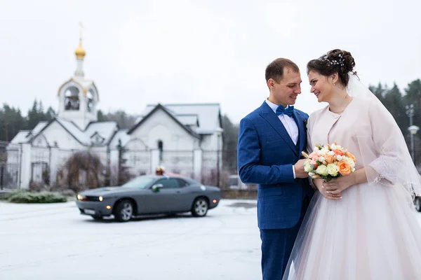 Nowożeńcy Zimowym Uścisku Pocałunku Przy Samochodzie Eleganccy Kochankowie Sesji Zdjęciowej — Zdjęcie stockowe