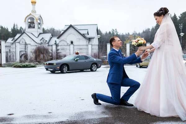 Mariée Marié Sur Fond Une Église Les Amants Religieux Une — Photo