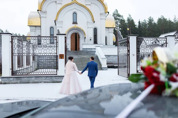 Braut Und Bräutigam Auf Dem Hintergrund Einer Kirche Religiöse Liebhaber — Stockfoto
