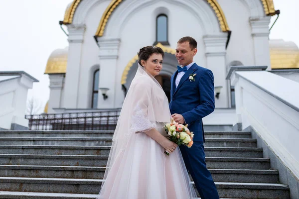 Braut Und Bräutigam Auf Dem Hintergrund Einer Kirche Religiöse Liebhaber — Stockfoto