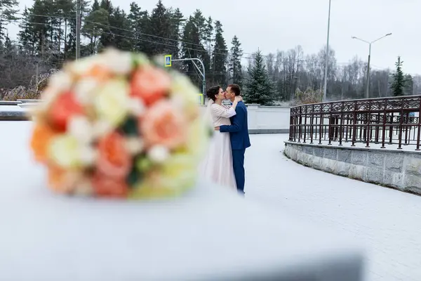 Due Sposi Una Passeggiata Nuziale Inverno Amanti Felicemente Abbracciare Baciare — Foto Stock