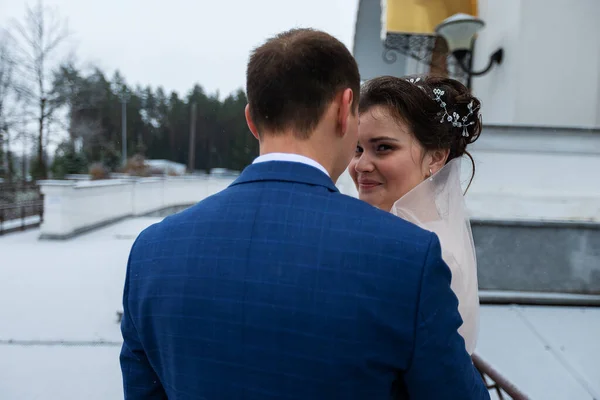 Deux Jeunes Mariés Sur Une Promenade Mariage Hiver Les Amoureux — Photo