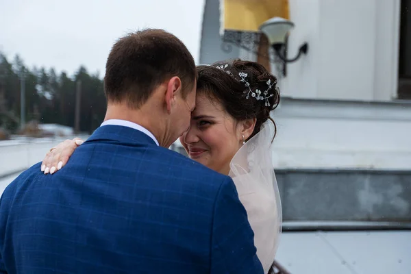 Zwei Frischvermählte Auf Einem Hochzeitsspaziergang Winter Verliebte Umarmen Sich Glücklich — Stockfoto