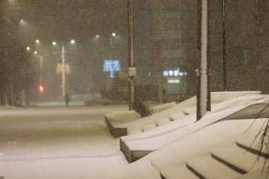 Karda insan ayak izleri, kışın karla kaplı gece sokakları, karlı kaldırımlardan temizlenmemiş.