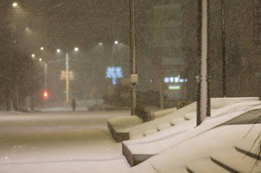 Karda insan ayak izleri, kışın karla kaplı gece sokakları, karlı kaldırımlardan temizlenmemiş.