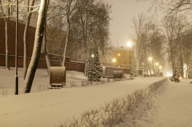 Karda insan ayak izleri, kışın karla kaplı gece sokakları, karlı kaldırımlardan temizlenmemiş.