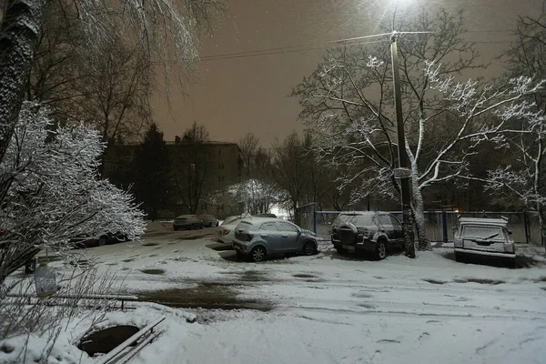 Bajo Luz Las Farolas Los Coches Estacionamiento Estaban Cubiertos Nieve —  Fotos de Stock