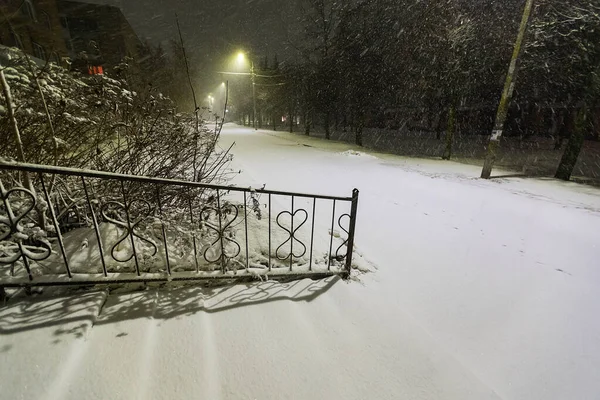 Egy Éjszakai Hóvihar Városban Egy Csendes Elhagyatott Park Lámpások Fényében — Stock Fotó