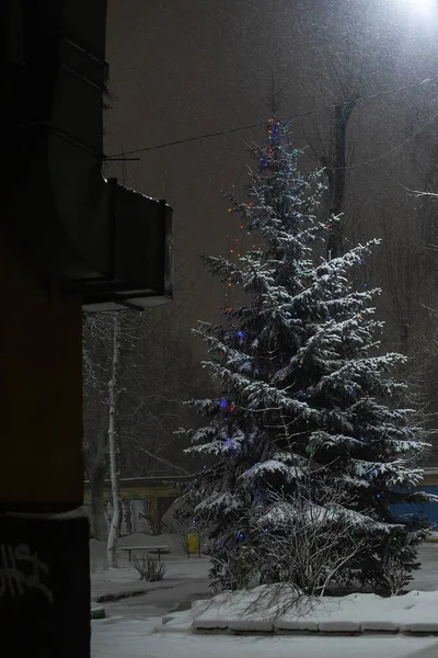 Fuertes Nevadas Ciudad Una Calle Nocturna Vacía Una Ventisca Paisaje —  Fotos de Stock