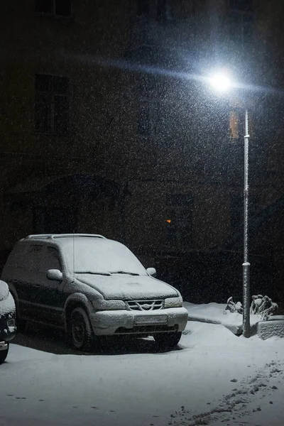 Свете Уличных Фонарей Автомобили Парковке Покрыты Снегом Проблемы Владельцев Автомобилей — стоковое фото