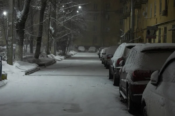 Автомобили Парковке Покрыты Снегом Проблемы Владельцев Автомобилей Сильного Снегопада Зимние — стоковое фото