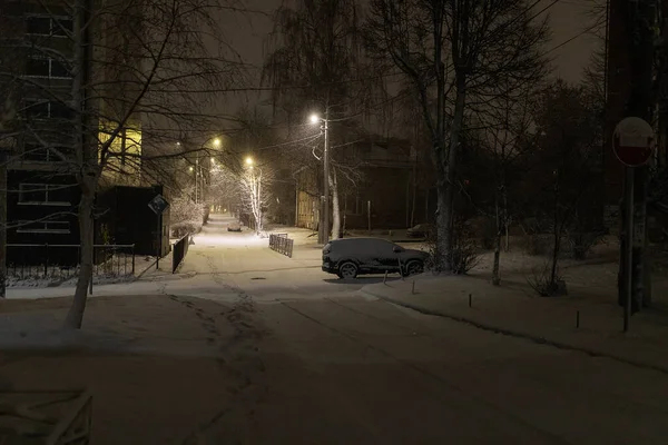 Sokak Lambalarının Işığı Altında Park Yerindeki Arabalar Karla Kaplıydı Araba — Stok fotoğraf