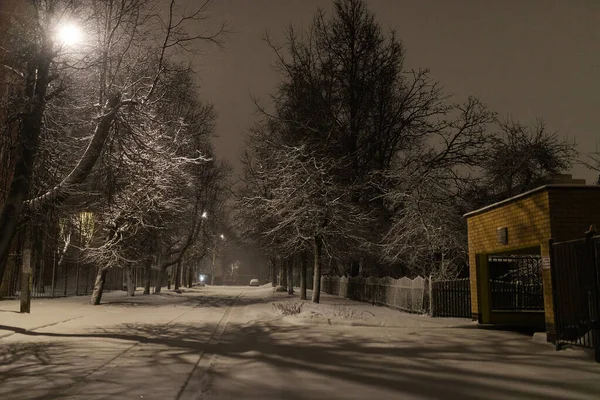 Ślady Stóp Ludzkich Śniegu Zimą Pokryte Śniegiem Ulice Nocne Chodnik — Zdjęcie stockowe