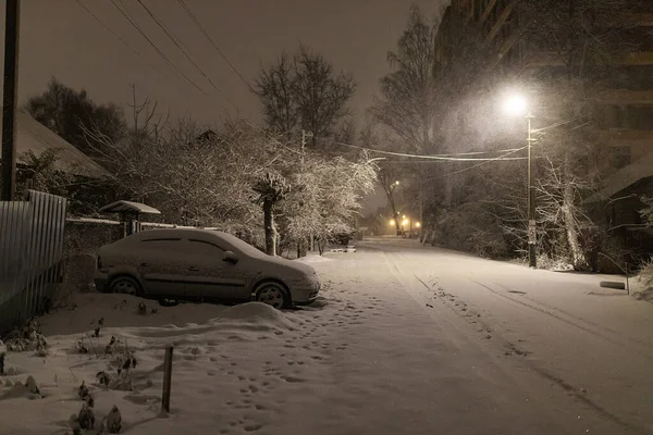 Свете Уличных Фонарей Автомобили Парковке Покрыты Снегом Проблемы Владельцев Автомобилей — стоковое фото