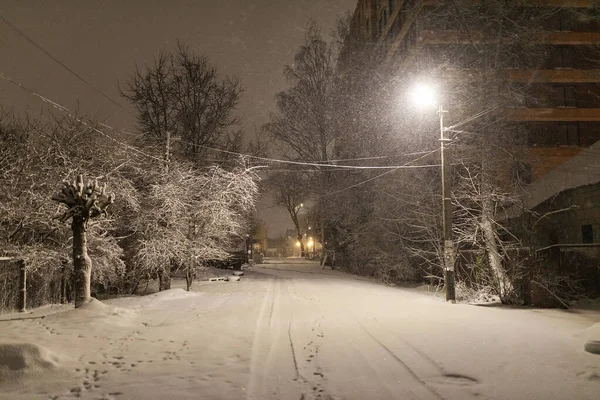 Menschliche Spuren Schnee Nächtliche Straßen Winter Mit Schnee Bedeckt Nicht — Stockfoto