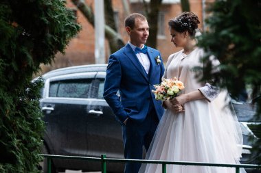 İki yeni evli çift kışın düğün yürüyüşüne çıkar. Aşıklar mutlu bir şekilde sarılır ve nazikçe öpüşürler. İki yetişkin randevuda.