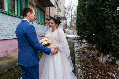 İki yeni evli çift kışın düğün yürüyüşüne çıkar. Aşıklar mutlu bir şekilde sarılır ve nazikçe öpüşürler. İki yetişkin randevuda.