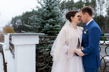 İki yeni evli çift kışın düğün yürüyüşüne çıkar. Aşıklar mutlu bir şekilde sarılır ve nazikçe öpüşürler. İki yetişkin randevuda.