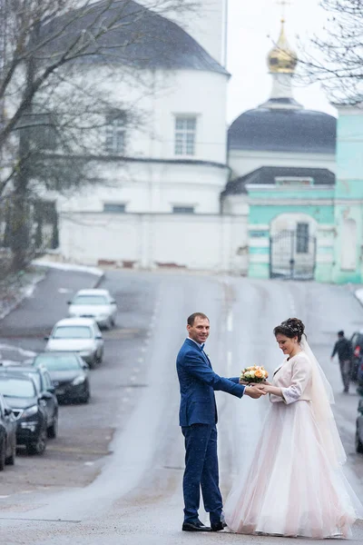 Mariée Marié Sur Fond Une Église Les Amants Religieux Une — Photo