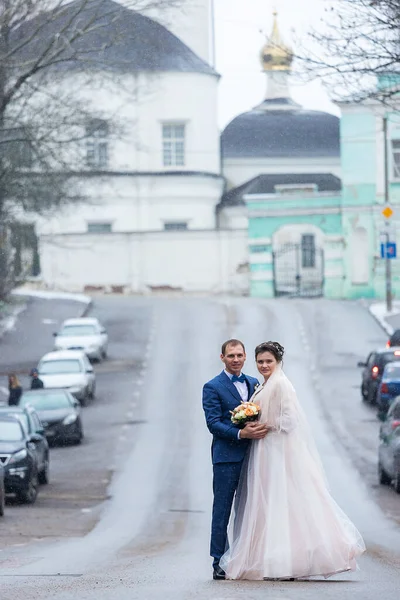 Mariée Marié Sur Fond Une Église Les Amants Religieux Une — Photo