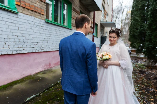 Дві Молодята Весільній Прогулянці Взимку Коханці Щасливо Обіймаються Ніжно Цілуються — стокове фото