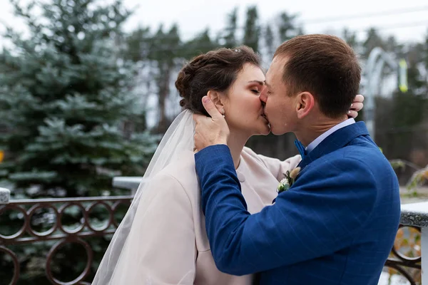 Två Nygifta Bröllopspromenad Vintern Älskare Gärna Kramas Och Försiktigt Kyss — Stockfoto