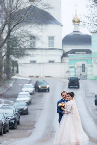 Das Brautpaar Auf Dem Hintergrund Einer Kirche Religiöse Liebhaber Ein — Stockfoto