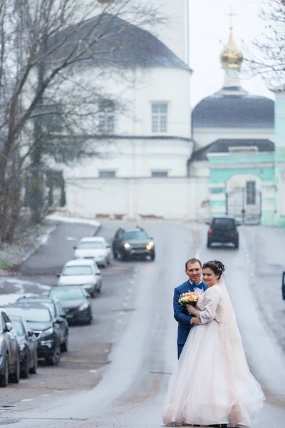 Das Brautpaar Auf Dem Hintergrund Einer Kirche Religiöse Liebhaber Ein — Stockfoto