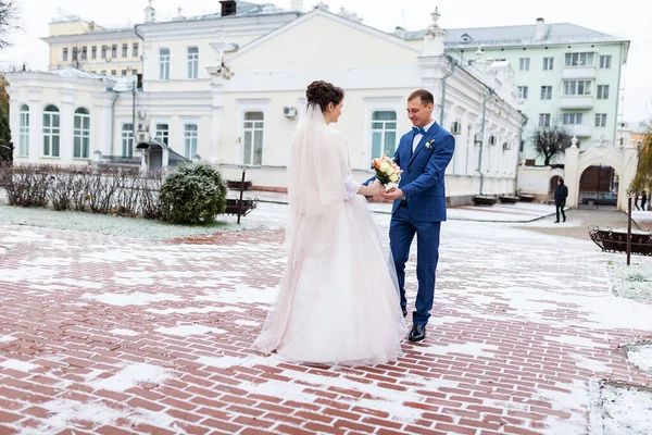 Deux Jeunes Mariés Sur Une Promenade Mariage Hiver Les Amoureux — Photo