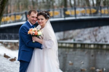 İki yeni evli çift kışın düğün yürüyüşüne çıkar. Aşıklar mutlu bir şekilde sarılır ve nazikçe öpüşürler. İki yetişkin randevuda.