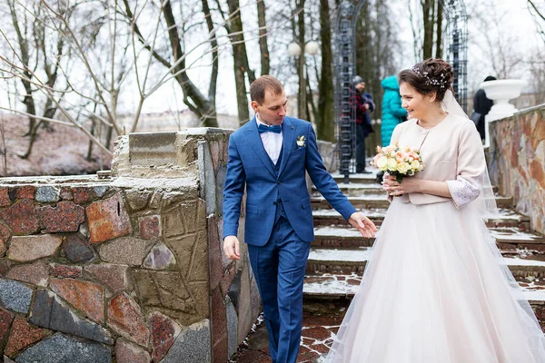 Zwei Frischvermählte Auf Einem Hochzeitsspaziergang Winter Verliebte Umarmen Sich Glücklich — Stockfoto