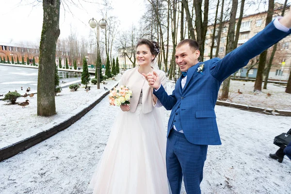 Zwei Frischvermählte Auf Einem Hochzeitsspaziergang Winter Verliebte Umarmen Sich Glücklich — Stockfoto