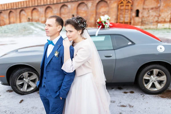 Braut Und Bräutigam Auto Umarmen Und Küssen Ihre Liebsten Bei — Stockfoto