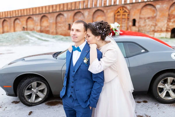 Bride Groom Car Hug Kiss Loved One Wedding Family Winter — Φωτογραφία Αρχείου