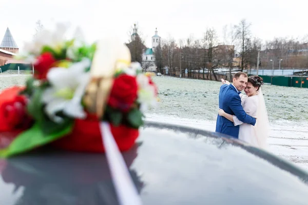 Bride Groom Car Hug Kiss Loved One Wedding Family Winter — Stock Photo, Image