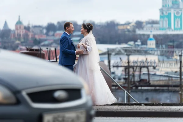 Mariée Marié Sur Fond Une Église Les Amants Religieux Une — Photo