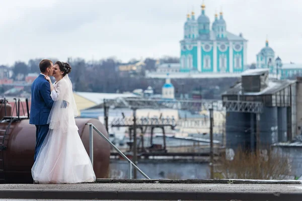 Das Brautpaar Auf Dem Hintergrund Einer Kirche Religiöse Liebhaber Ein — Stockfoto