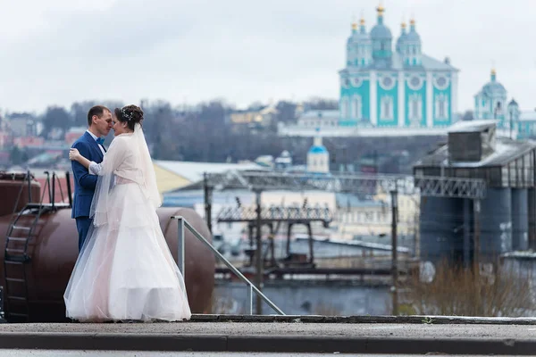 Das Brautpaar Auf Dem Hintergrund Einer Kirche Religiöse Liebhaber Ein — Stockfoto