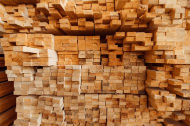 Ahşap tahtaların deposu, fabrikaya sevkiyat için toplanan ahşap dokular, ahşap endüstrisinin bitmiş ürünleri, bir sürü pürüzsüz ahşap çubuklar.
