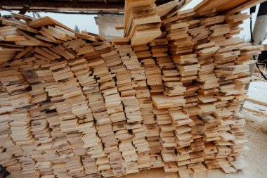 Ahşap tahtaların deposu, fabrikaya sevkiyat için toplanan ahşap dokular, ahşap endüstrisinin bitmiş ürünleri, bir sürü pürüzsüz ahşap çubuklar.